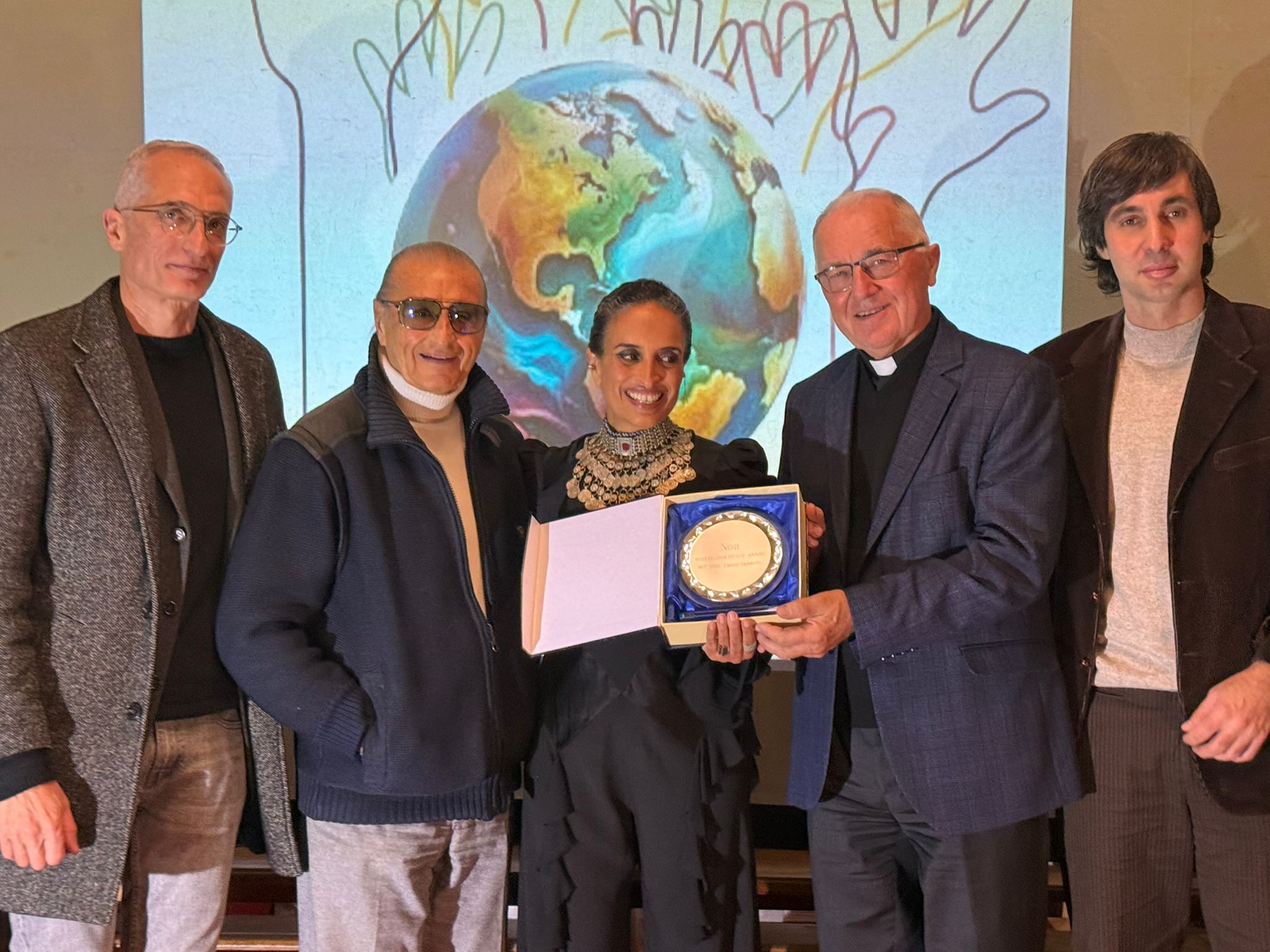 Il talento di Noa seduce il pubblico di Castel Gandolfo e gli studenti della scuola Paolo VI per l’HFF 2025